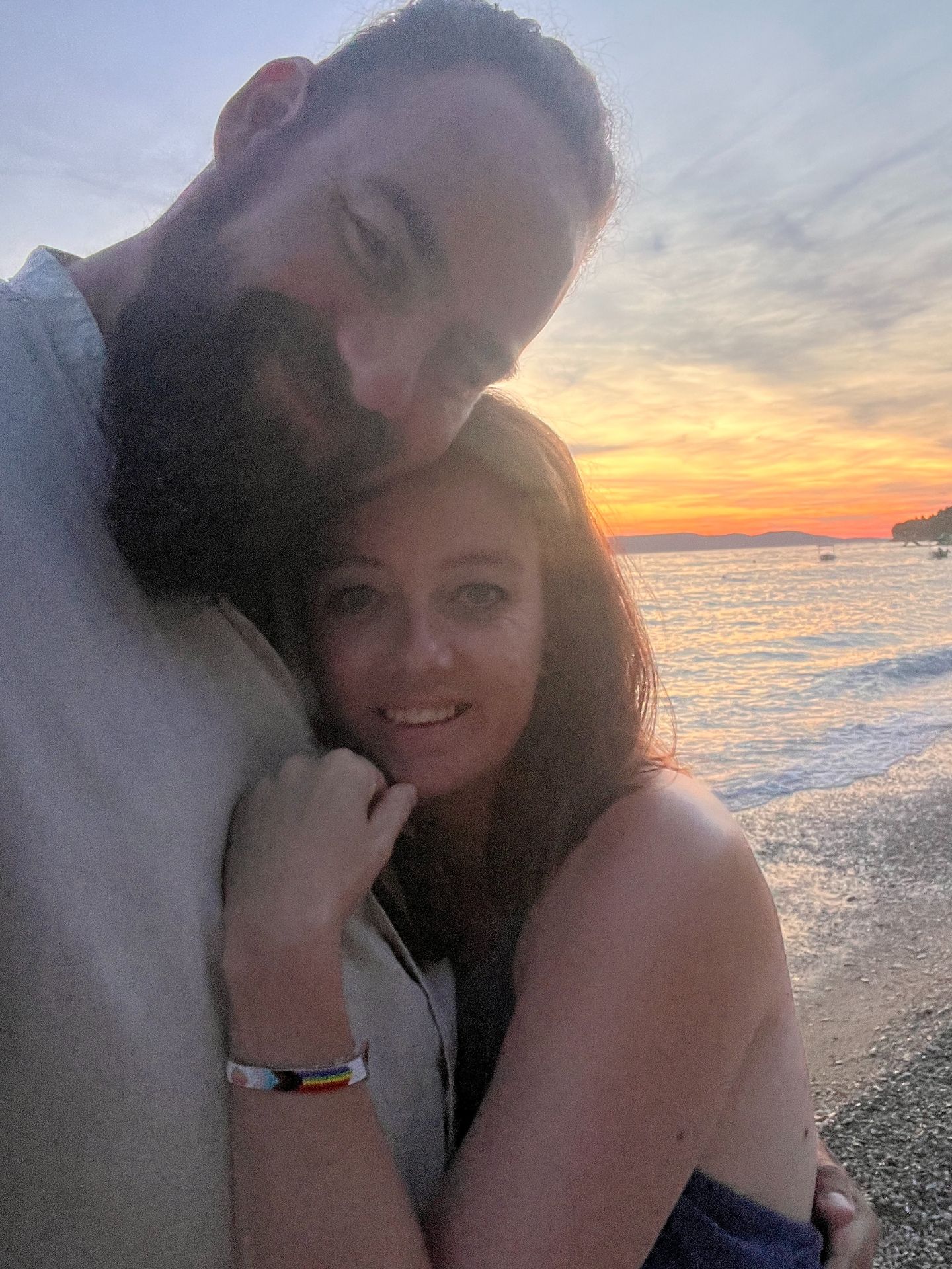 Jurgen en zijn vrouw Mariska samen bij zonsondergang aan zee.